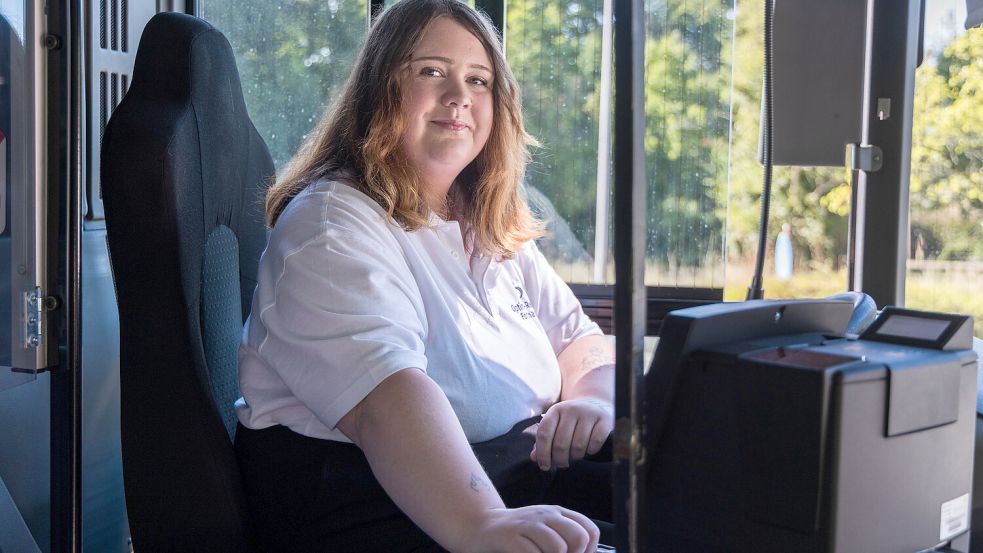 Jesscia fährt in Osnabrück den Linienbus, aber sie hat einen großen Traum: Sie möchte Anwältin werden, dafür büffelt sie auch in Pausen an der Haltestelle. Foto: André Havergo