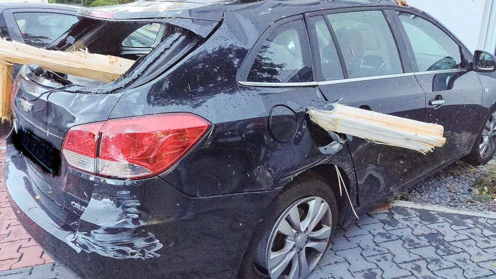 Wer kennt‘s nicht: ein Holzbalken, der nach einem schweren Unwetter im Auto steckt. Teil- und Vollkaskoversicherungen decken solche Schäden ab. Foto: imago/Patrick Scheiber