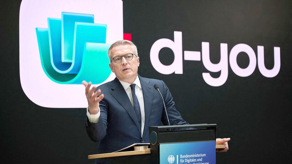 Digitalminister Karsten Wildberger präsentiert den Namen und das Logo der EUDI-Wallet „d-you“. Ab Januar 2027 sollen Dokumente, wie der Personalausweis in einer App, auf dem Smartphone gespeichert werden können. Foto: dpa/Bernd von Jutrczenka