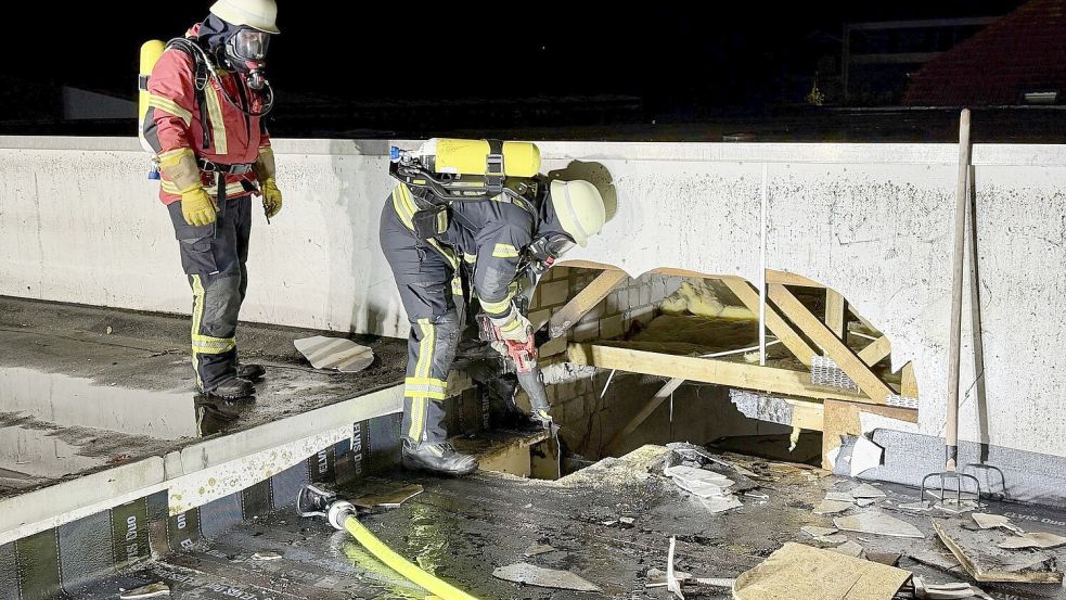 Die Feuerwehr öffnete die Dachhaut. Foto: Feuerwehr Norden/Thomas Weege
