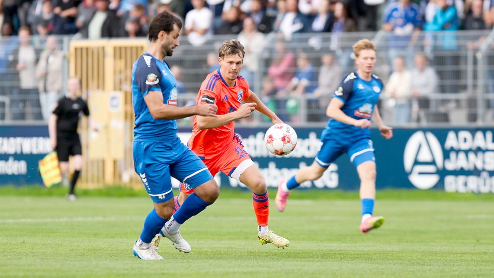 Nick Stepantsev (Mitte) trifft mit Kickers Emden am Samstagabend auf den SSV Jeddeloh. Foto: Jens Doden/Emden