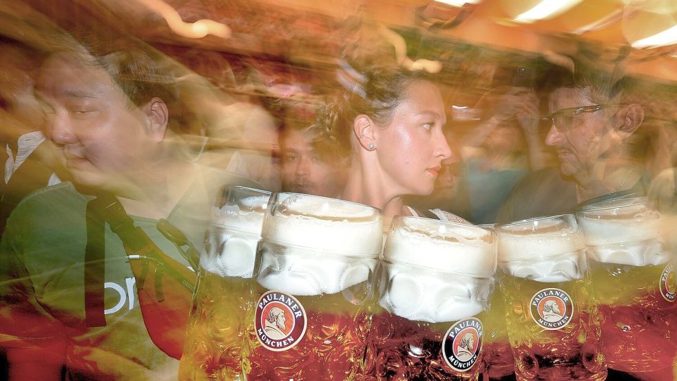 An die sieben Millionen Liter Wiesnbier werden voraussichtlich getrunken. (Archivbild) Foto: Karl-Josef Hildenbrand