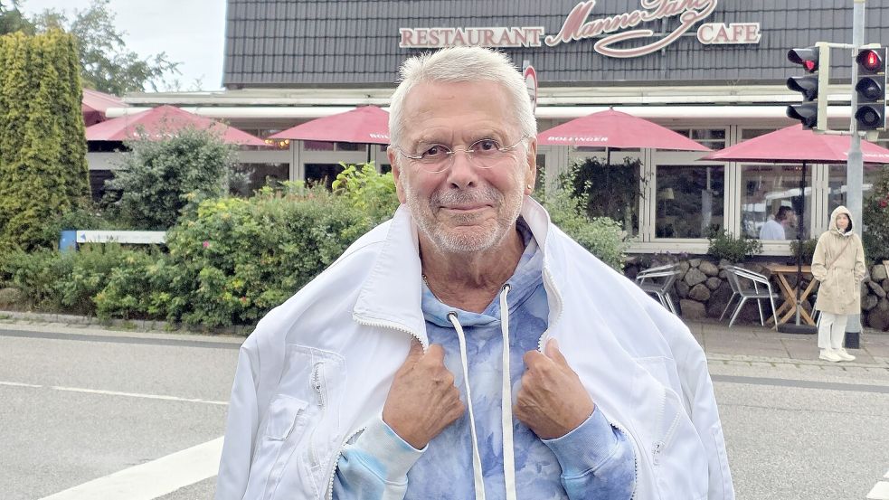 Reinhard Mey vor dem „Manne Pahl" in Kampen. Foto: Wolfgang Barth
