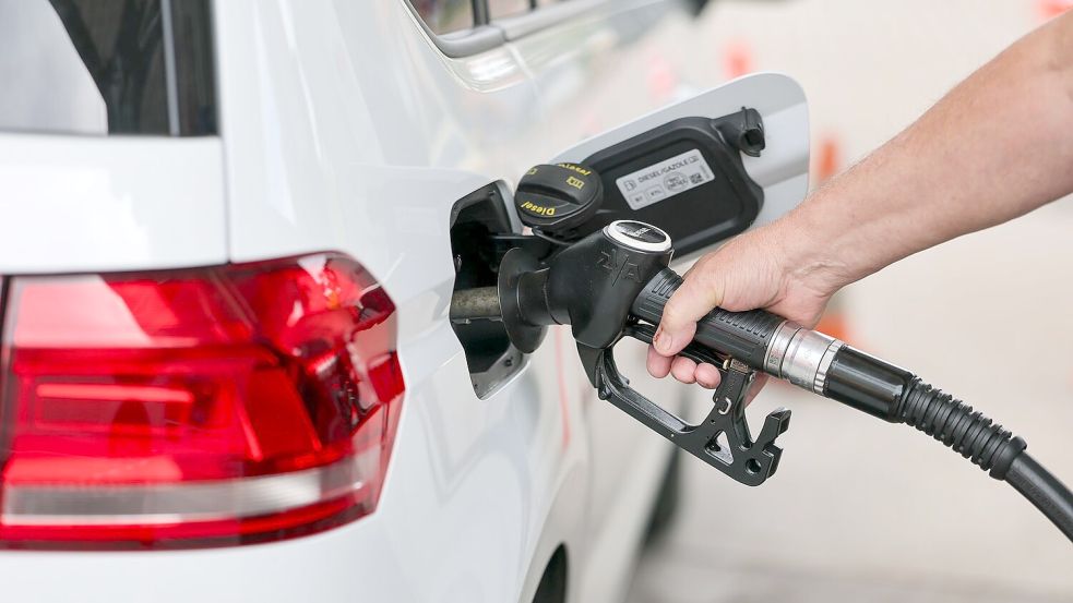 Tanken bleibt angesichts hoher Ölpreise teuer. (Symbolbild) Foto: Jan Woitas