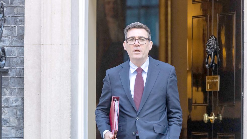 Premierminister Andy Burnham beim Verlassen seines Regierungssitzes an der Downing Street. Als Starmer-Nachfolger setzt er jetzt auf eine völlige andere Strategie, mit der er das Vertrauen der Bürger gewinnen will. Foto: IMAGO/Ian Davidson