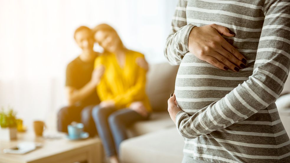 In den USA bringen Leihmütter oft Kinder für fremde Paare zur Welt. Doch was passiert, wenn ein Streit ums Baby entbrennt? Foto: IMAGO/Pond5 Images