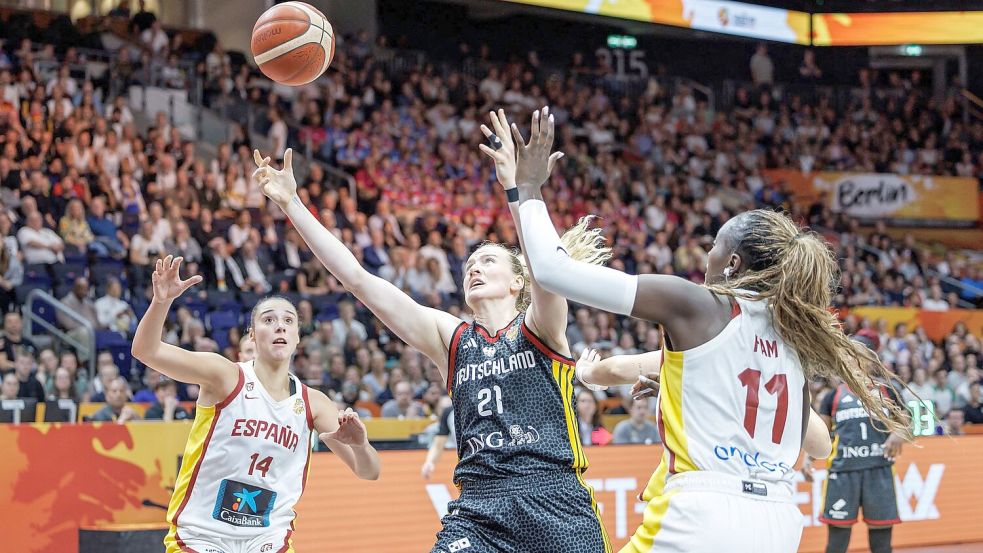 Unter den Körben machte Awa Fam dem deutschen Team Probleme. Foto: Andreas Gora