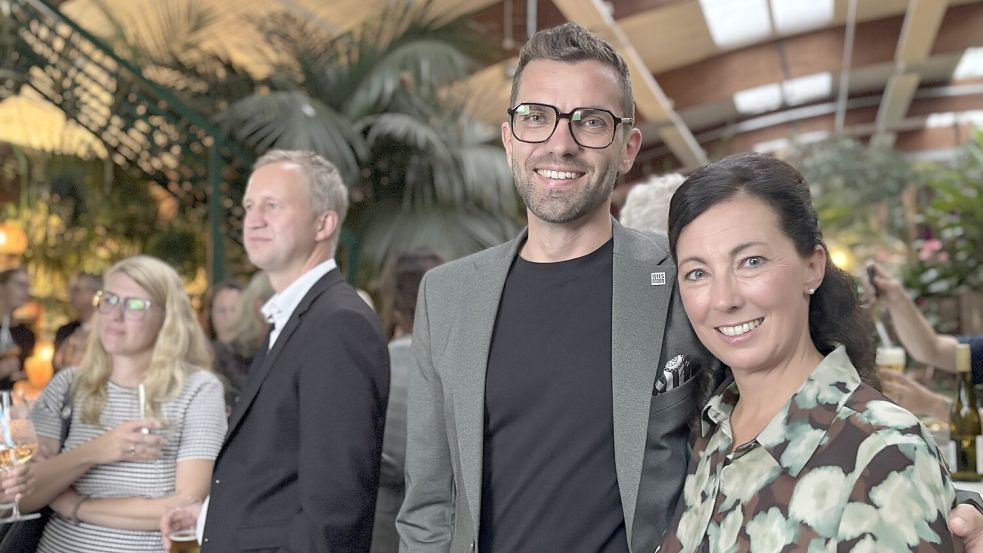 Sven Lübbers (Mitte) mit seiner Frau Heidi bei seiner Wahlveranstaltung in der Blumenhalle in Wiesmoor. Foto: Nicole Böning