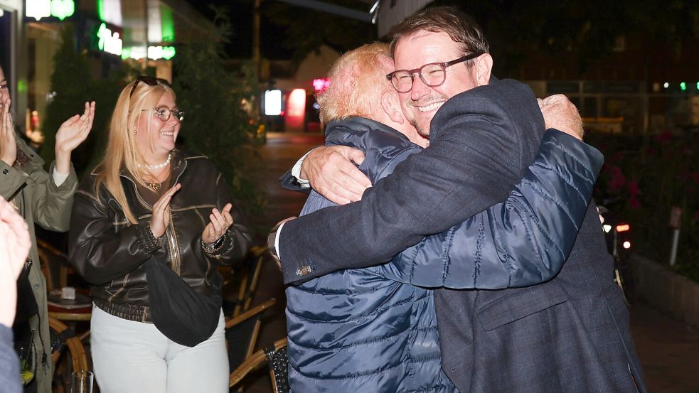 Unterstützer gratulieren Tim Kruithoff zum deutlichen Wahlsieg. Foto: Jens Doden