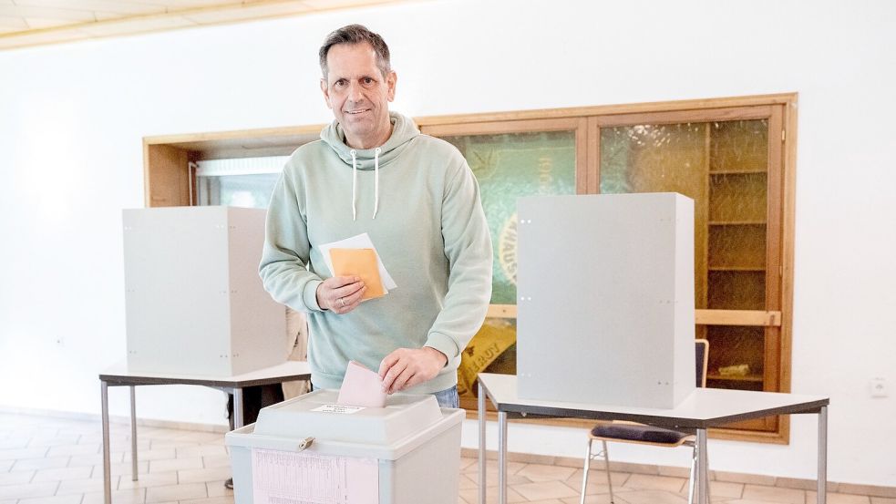 Ministerpräsident Olaf Lies (SPD) gab seine Stimme in seiner Heimat Friesland ab. Foto: Hauke-Christian Dittrich