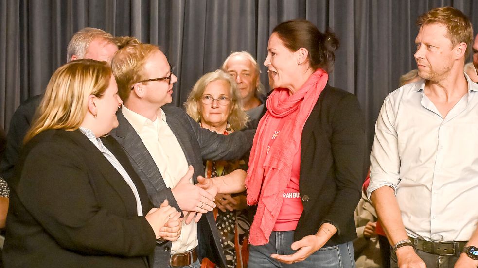 Der unterlegene Bürgermeisterkandidat Julian Jetses (SPD, zweiter von links) gratulierte Wahlsiegerin Sarah Buss (Mitte) unmittelbar nach Bekanntwerden des Ergebnisses. Foto: Stephan Friedrichs