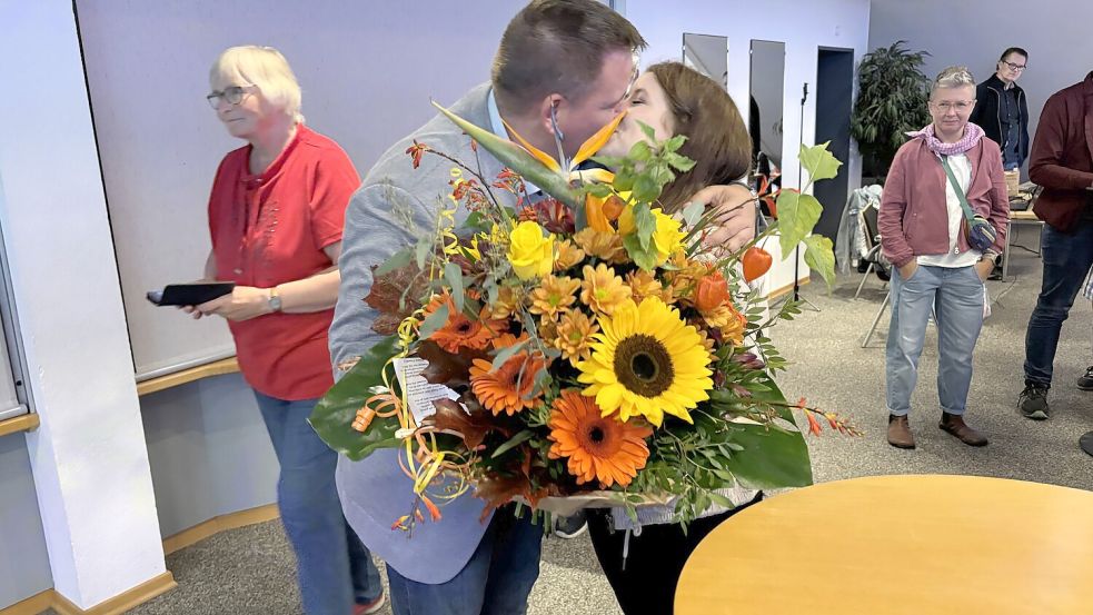 Blumen und einen Kuss für Luisa Eiben: Ihr Mann, Florian Eiben, wurde im Amt deutlich bestätigt. Foto: Rebecca Kresse