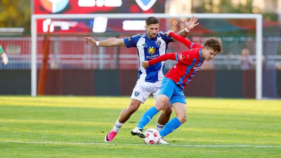 Im NFV-Pokal gewann Kickers Emden (links Semin Kojic) mit 4:2 in Drochtersen. Am Dienstagabend treffen beide Mannschaften in der Regionalliga aufeinander. Foto: Jens Doden/Emden