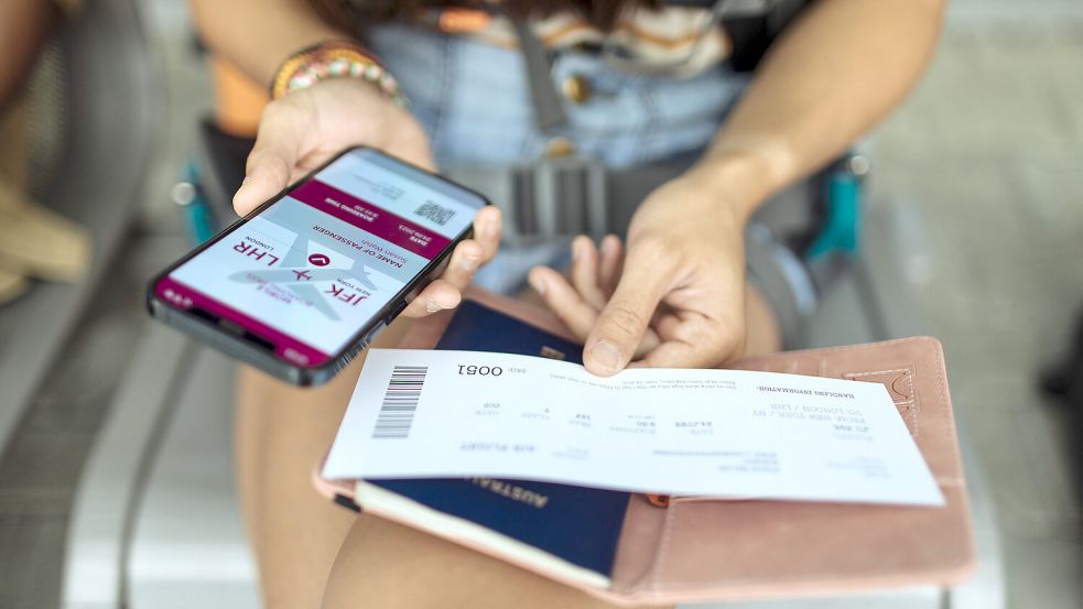 Reiseunterlagen digital dabeihaben oder zur Sicherheit lieber ausdrucken? Die Mehrheit der deutschen Urlauber entscheiden sich immer noch fürs Ausdrucken. Das hat Vorteile – birgt aber auch gewisse Sicherheitsrisiken. Foto: Istockphoto.com / mihailomilovanovic