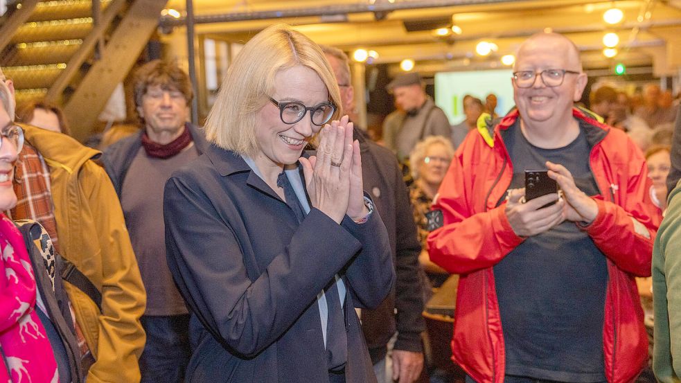 Amtsinhaberin Katharina Pötter (CDU) hat die Oberbürgermeisterwahl in Osnabrück im ersten Durchgang klar gewonnen. In zwei Wochen folgt die Stichwahl, in der sie auf den Zweitplatzierten Volker Bajus (Bündnis 90/Die Grünen) trifft. Foto: André Havergo