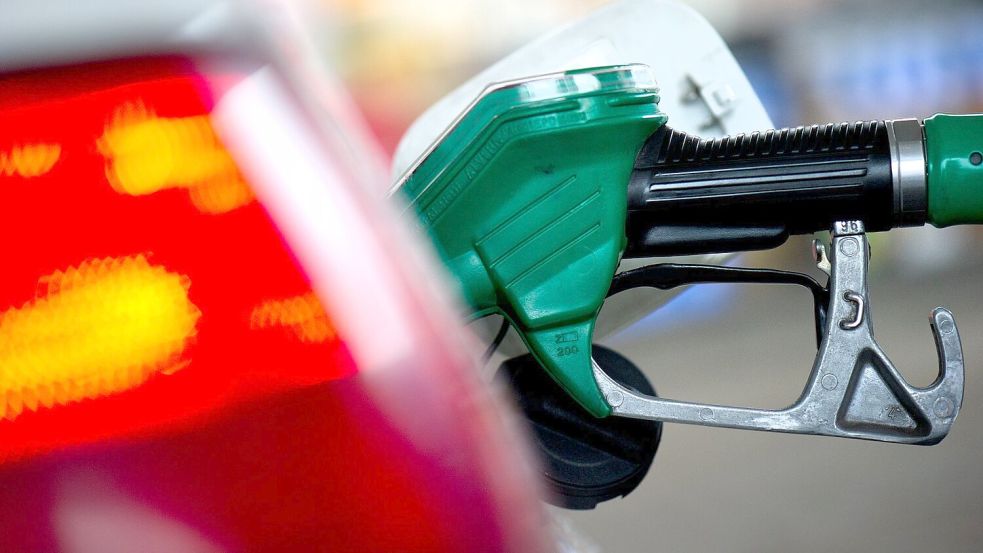 Tanken ist derzeit sehr teuer. (Archivbild) Foto: Arno Burgi/dpa-Zentralbild/dpa