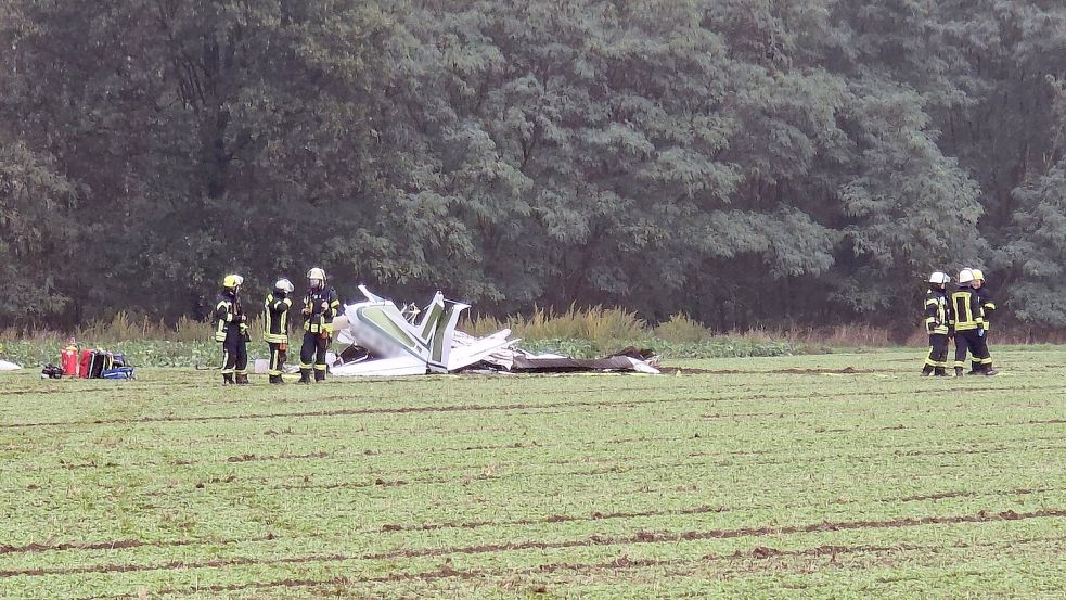 Die Feuerwehr war am Vormittag rund um das Wrack eines abgestürzten Kleinflugzeugs im Einsatz. Foto: Uwe Heldens/dpa
