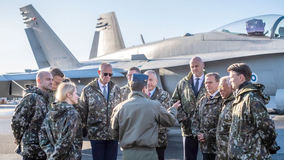 Am Rande des Gipfels besuchten Bundeskanzler Friedrich Merz und die anderen Teilnehmer den Luftwaffenstützpunkt Lapland Air Wing. Foto: Michael Kappeler/dpa