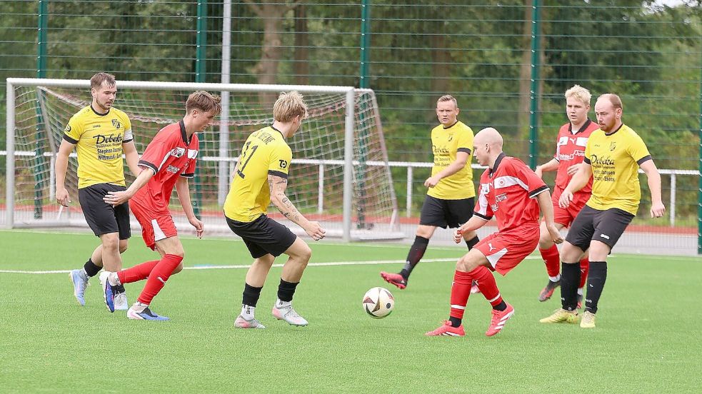 Das Derby zwischen Großefehn II (rote Trikots) und Weene entwickelte sich zu einer einseitigen Angelegenheit. Foto: Wilfried Gronewold
