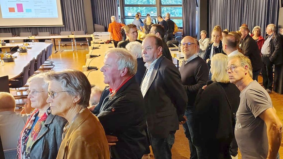 Kurz vor der Bekanntgabe der Ergebnisse der Bürgermeisterwahl war im Ratssaal kaum ein Durchkommen. Die letzten Gäste hielten es aber bis deutlich nach Mitternacht aus. Bis zur Veröffentlichung der letzten Ergebnisse dauerte es da aber noch. Foto: Karin Böhmer