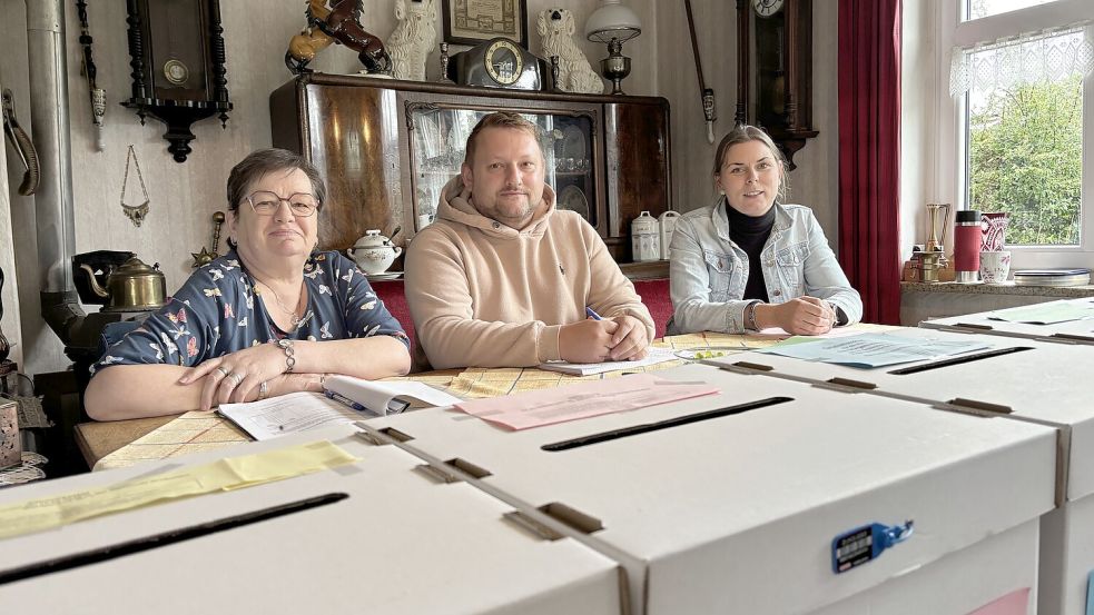 Jutta Ehmen (v.r.), Martin Völz und Frauke Cramer schoben die Nachmittagsschicht im Wahllokal "Oll Reef". Foto: Mieke Matthes