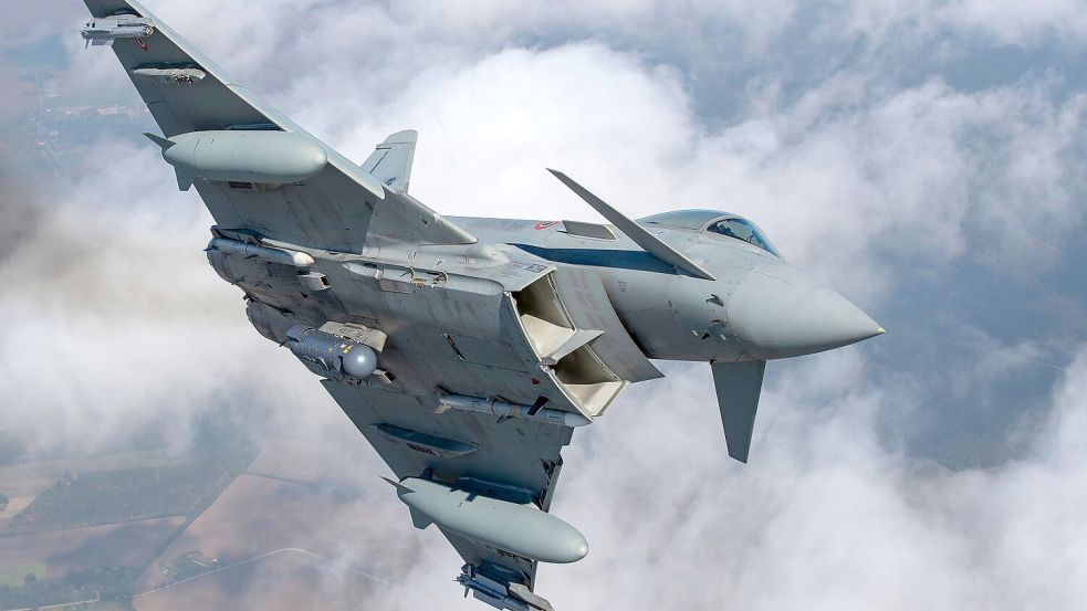Kampfjets der Nato holen über Litauen eine Drohne vom Himmel. (Archivbild) Foto: Mindaugas Kulbis/AP/dpa