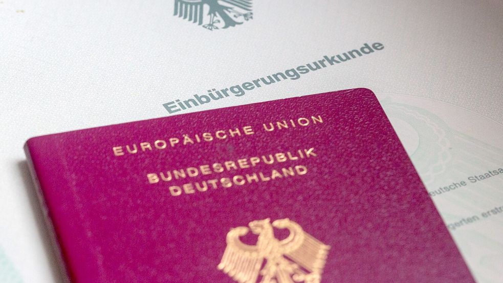 In Deutschland gibt es die Anspruchseinbürgerung und die Ermessenseinbürgerung. (Symbolbild) Foto: Fernando Gutierrez-Juarez/dpa