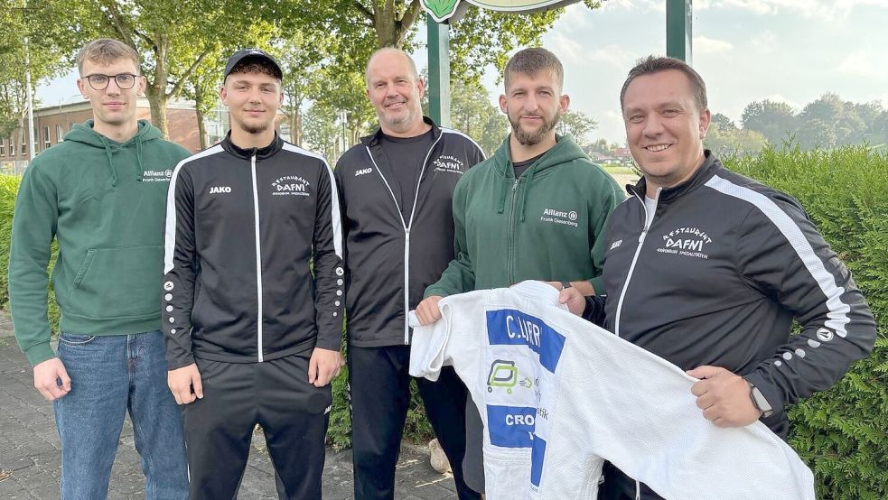 Die Judo Crocodiles am Ihler Meer belegten in der Bezirksliga zum Saisonende Platz zwei. Wie es dazu kam, erzählten Björn Uphoff (von links), Elias Meyerhoff, Trainer Volker Rottmann, Tom Rüdebusch und Cedric Lorra im Gespräch mit den Ostfriesischen Nachrichten. Foto: Wolf-Rüdiger Saathoff