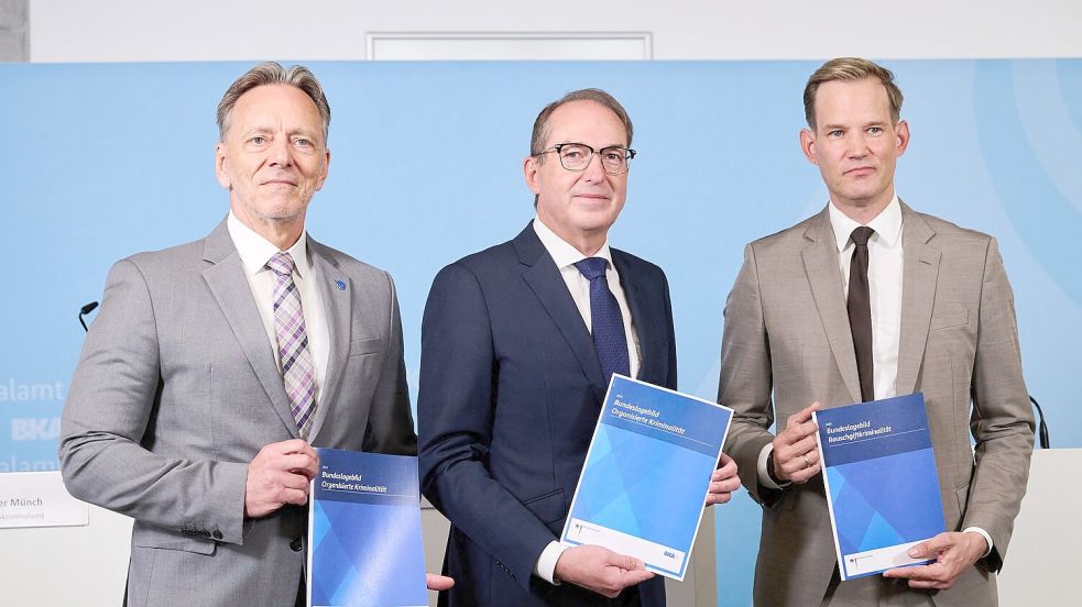 „Null Toleranz gegenüber denen, die an der Sucht verdienen“, fordert der Bundesdrogenbeauftragte, Hendrik Streeck (rechts) Foto: Annette Riedl