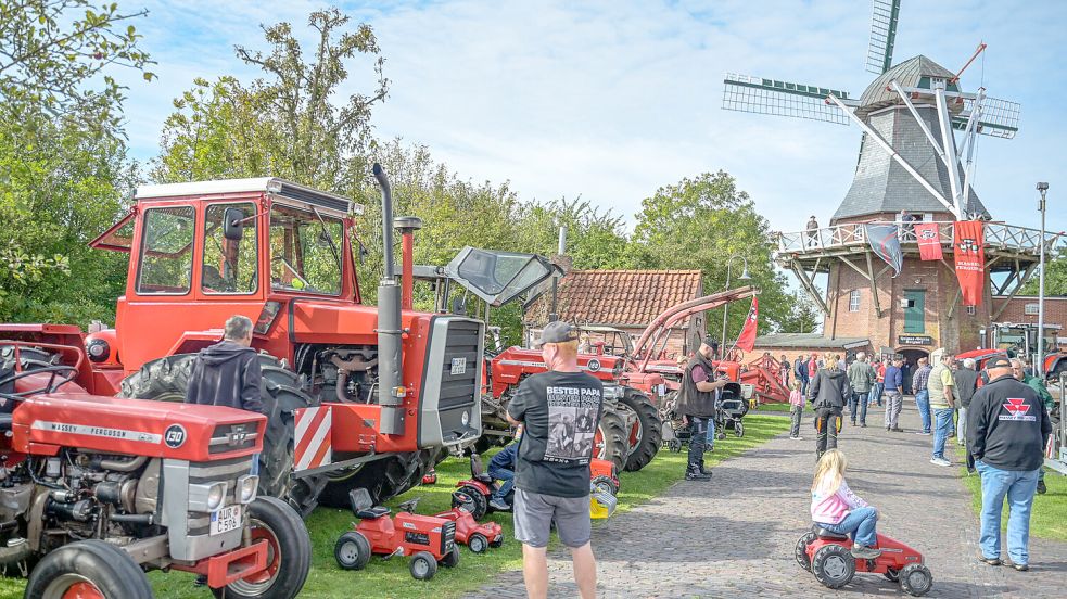 Die Leezdorfer Mühle bot eine passende Kulisse für das Treckertreffen. Foto: Folkert Bents