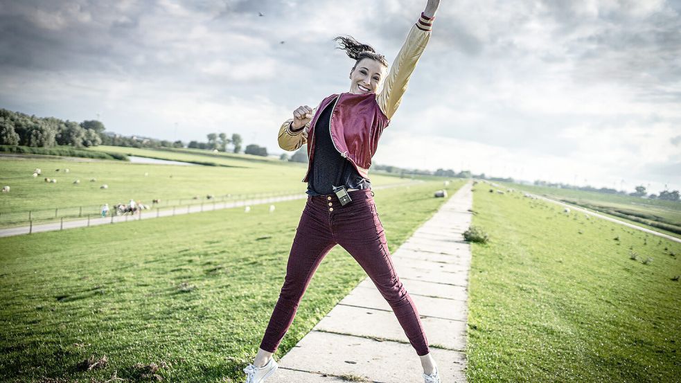 Sie feiert das Leben: Annie Heger kommt mit ihrem Bühnenprogramm „Up dat Leven“ nach Ihlow. Foto: Jan Jagusch