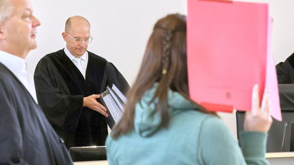Der Vorsitzende Richter Schütt hat immer wieder Zweifel an den Aussagen der Angeklagten im Mordfall Fabian Foto: Bernd Wüstneck