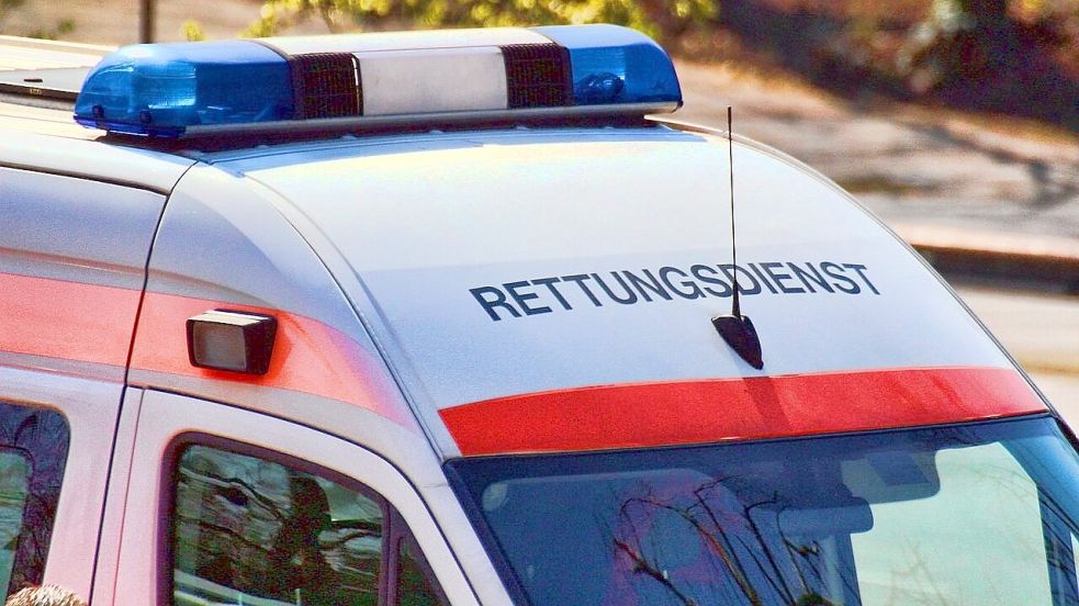 Der schwer verletzte Autofahrer wurde nach dem Unfall in Holtgast ns Krankenhaus gebracht. Symbolfoto: Pixabay