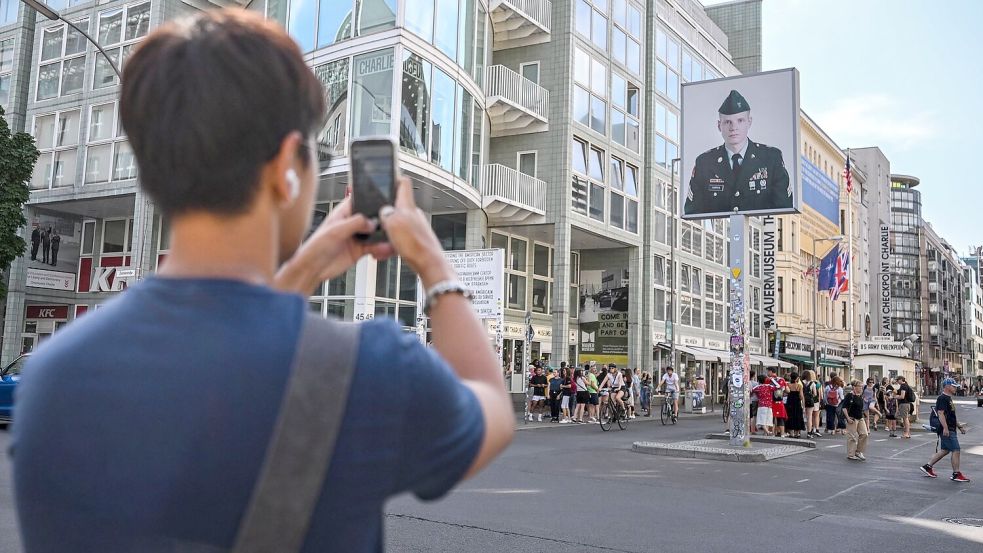Der Checkpoint Charlie als Erinnerungs- und Bildungsort soll weiterentwickelt werden. (Archivbild) Foto: Britta Pedersen/dpa