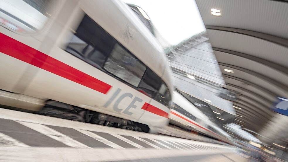 Verkehrsminister Steffen Bilger ist offen für Zugangsschranken an Bahnsteigen. Foto: IMAGO/Chris Emil Janssen