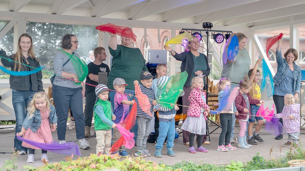 Zu Beginn des Ortsfestes tanzten Kinder des Kindergartens „Schneckenhaus“. Foto: Folkert Bents