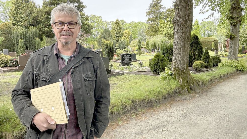 Friedhofsverwalter Heiko de Jonge will den Menschen den Friedhof wieder näher bringen. Foto: Rebecca Kresse