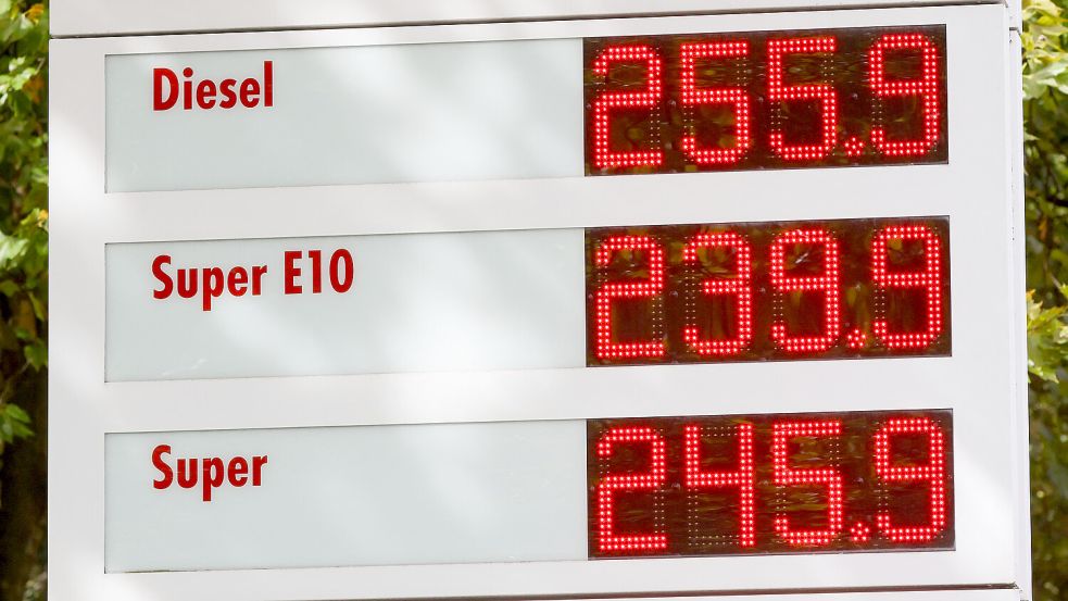 Über 2,50 Euro für einen Liter Diesel: Die Regierung erwägt neue Entlastungen für Autofahrer. Foto: dpa/Bodo Marks
