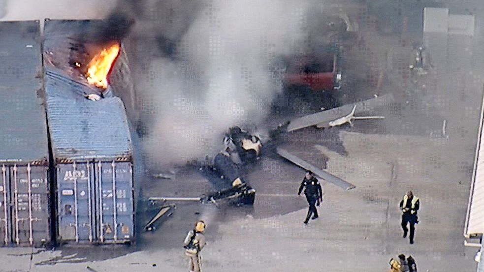 In Los Angeles ist ein Hubschrauber abgestürzt und in Flammen aufgegangen. Foto: Uncredited
