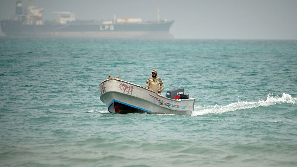 Der Bab al-Mandab verbindet das Rote Meer mit dem Golf von Aden und ist damit Teil einer für den Welthandel enorm wichtigen Schifffahrtsroute. (Archivfoto) Foto: Abdulnasser Alseddik