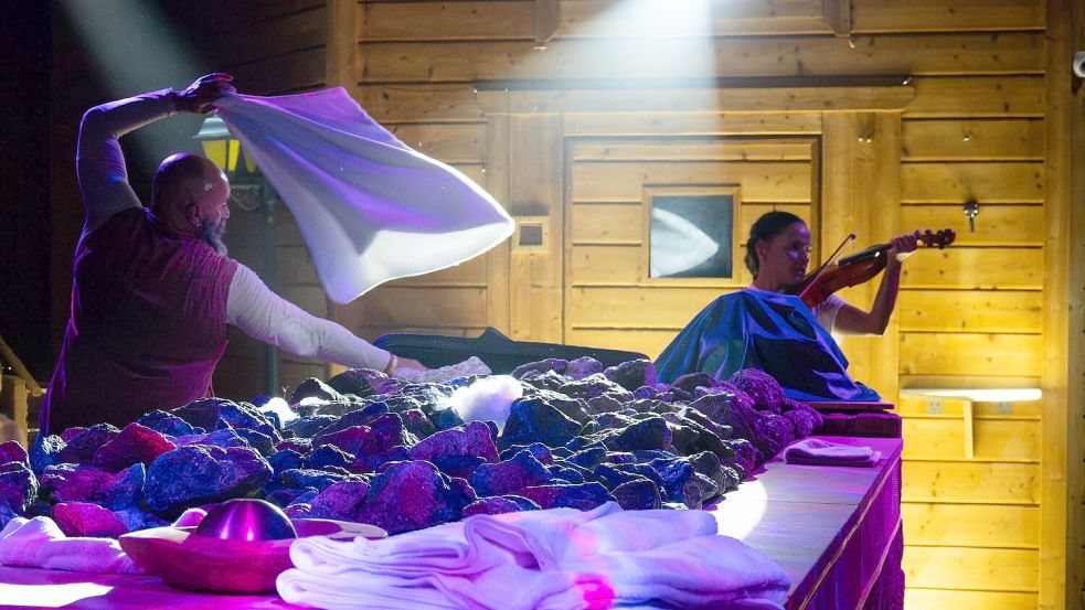 Kein alltäglicher Anblick: Auch eine Geige ist in der Sauna dabei. Foto: Andreas Hill