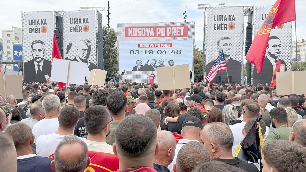 Noch am Wochenende hatten Menschen im Kosovo zur Unterstützung Thacis vor der Urteilsverkündung demonstriert. (Archivbild) Foto: Zana Cimili