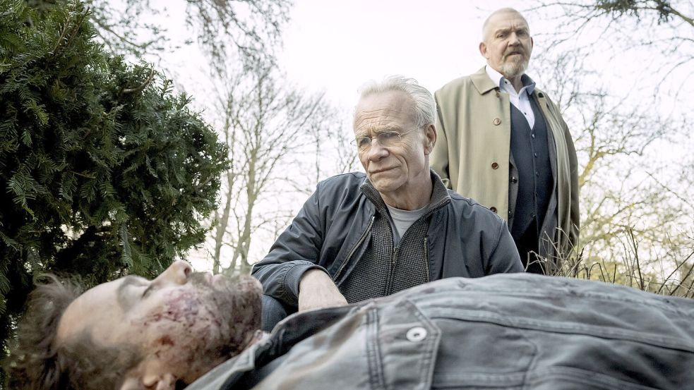 Mord im Stadtpark. Die Kommissare Max Ballauf (Klaus J. Behrendt, l) und Freddy Schenk (Dietmar Bär, r) übernehmen die Ermittlungen. Das Opfer ist Linus Makris (Bastian von Bömches). Foto: Martin Valentin Menke