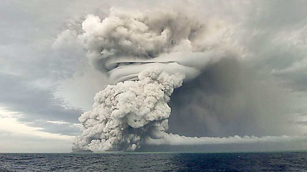 Vulkanausbrüche – hier der Hunga Ha‘apai bei Tonga 2022 – haben in der Geschichte schon ganze Reiche in den Untergang gestürzt. Sie gehören daher zu den Katastrophenszenarien, die in der Studie untersucht wurden. Foto: dpa/Tonga Geological Services