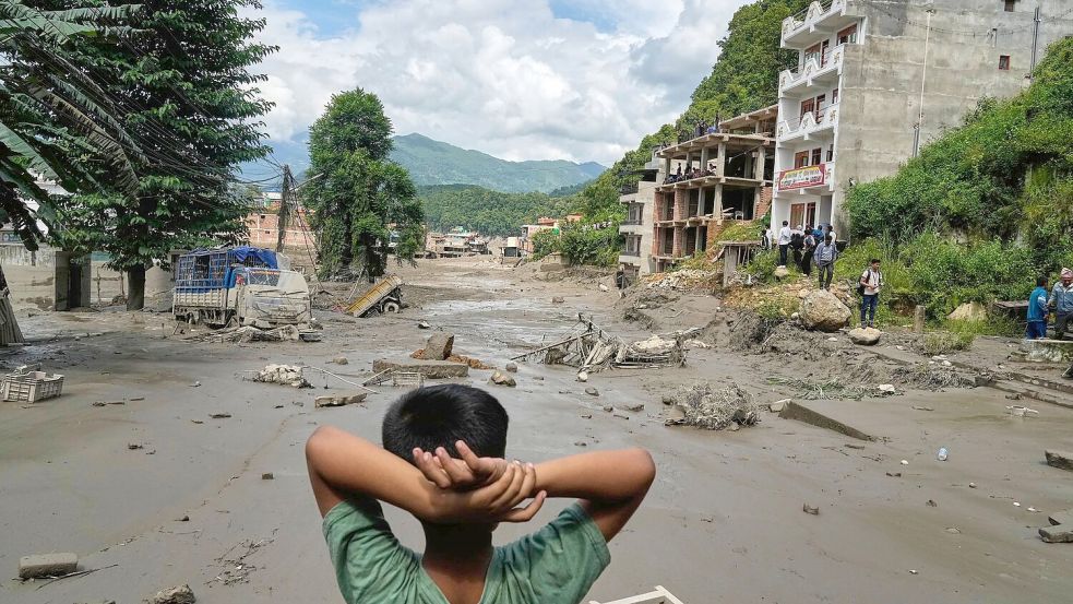 Ein Junge betrachtet die Verwüstungen, die durch Sturzfluten am Fluss Trishuli im nepalesischen Distrikt Nuwakot verursacht wurden. (Archivbild) Foto: Niranjan Shrestha
