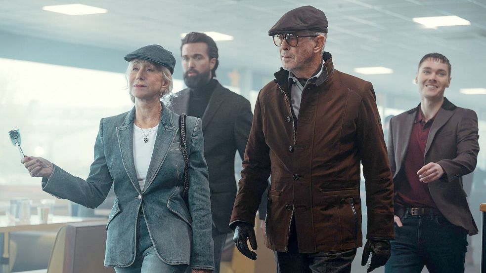 In der zweiten Staffel sind zu sehen: Helen Mirren als Maeve Harrigan, Emmett J Scanlan als Paul, Pierce Brosnan als Conrad Harrigan und Jack Archer als Fergus. Foto: Luke Varley/Paramount+/dpa