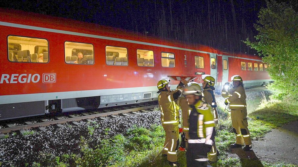 Der Regionalzug musste „notdürftig“ repariert werden. Foto: Malte Tiedemann/NEWS5/dpa