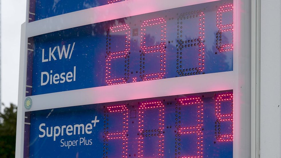 Vereinzelt sprangen Preise bereits über die Marke von 3 Euro je Liter. Foto: Sven Kaeuler