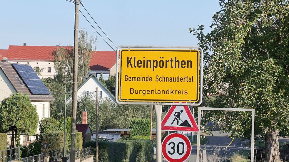 In Kleinpörthen im Süden Sachsen-Anhalts sind ein 38-jähriger Vater und sein fünfjähriger Sohn bei einem Hausbrand ums Leben gekommen. Foto: Bodo Schackow