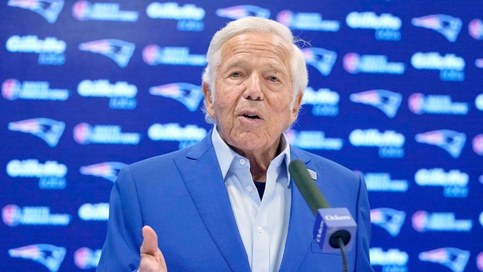Auch Multimilliardär Robert Kraft, der ein von Ed Sheeran bespielte Stadion besitzt, will nach eigener Aussage spenden. (Archivbild) Foto: Charles Krupa/AP/dpa